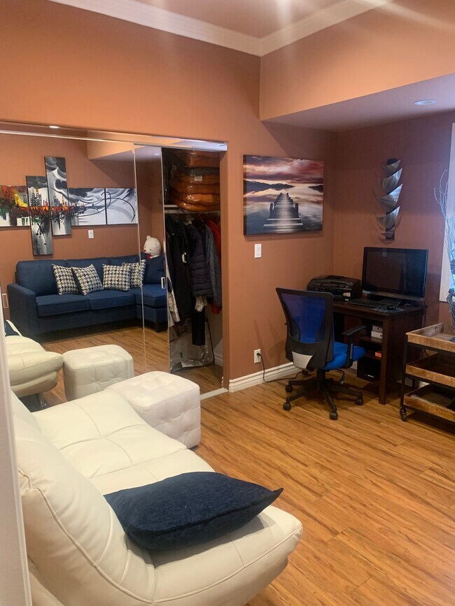 Foto del edificio - 766 N Alexandria Ave