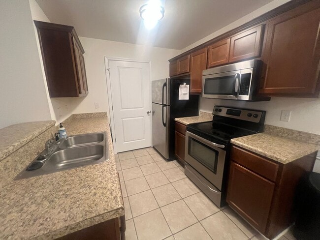 Photo - Central Wilmington, ground floor end unit, large 2 BR with porch(The Gardens) House