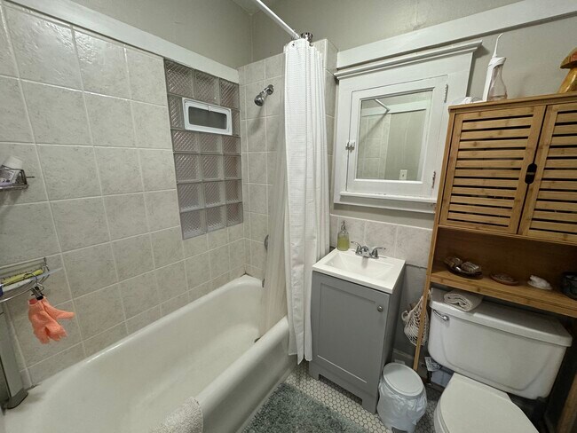 Foto del edificio - 5702 W Galena St