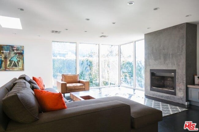 Building Photo - 1523 1/2 N Doheny Dr