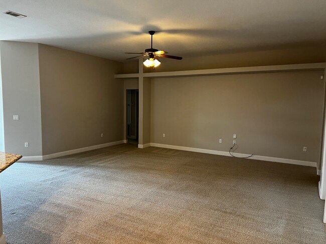 Foto del edificio - 9722 Misty Meadow Ln