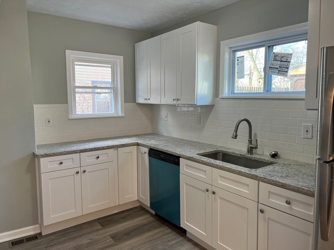 New kitchen cabinets, granite counters, stainless-steel appliances - 3253 Silsby Rd