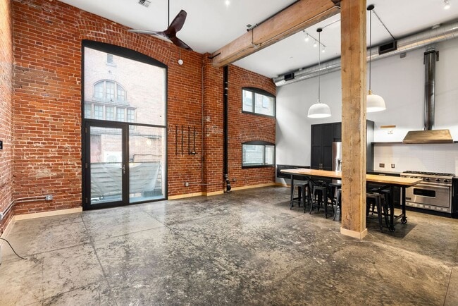 Building Photo - Gorgeous Fully Furnished Condo in Downtown...