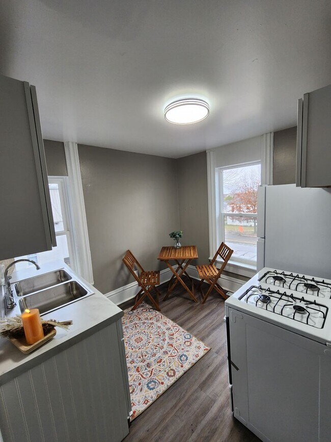 Foto del edificio - Large one bedroom one bath upstairs apartment