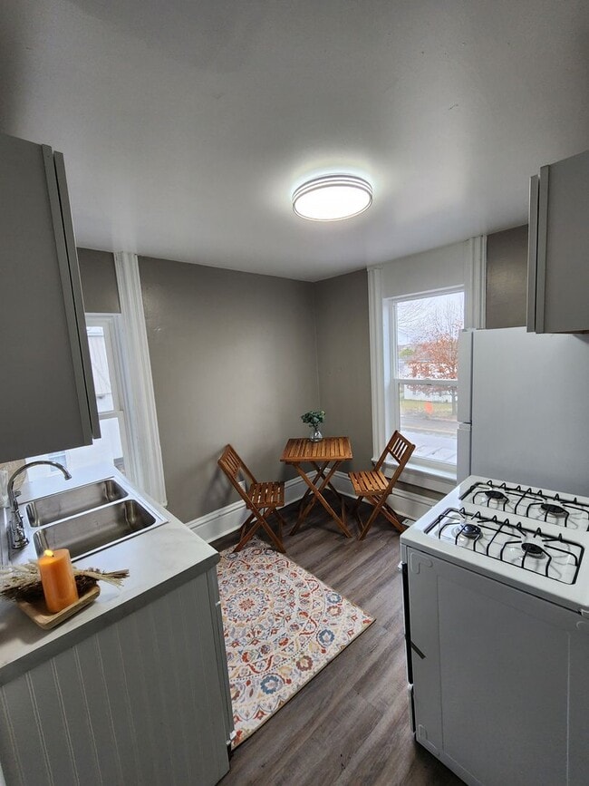 Building Photo - Large one bedroom one bath upstairs apartment