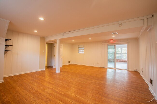 Building Photo - Huge 1 Bedroom & Den Basement Apartment in Ft. Washington! ALL UTILITIES INCLUDED!!