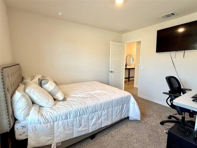 Foto del edificio - 7416 Raynor Pl