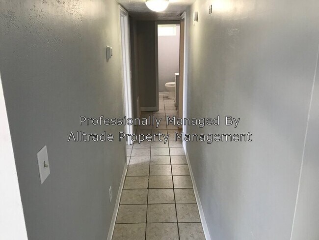 Building Photo - 706 Roselane St