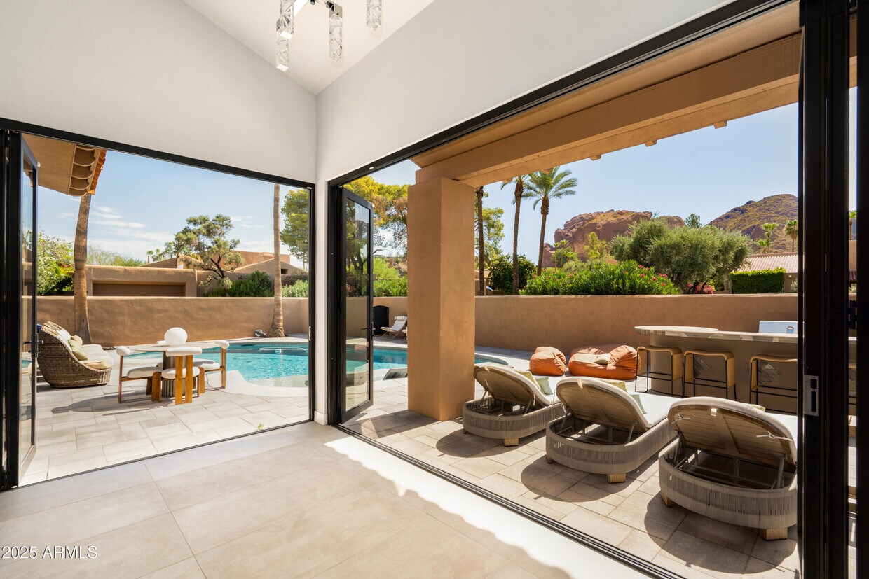 Foto principal - 4440 E Camelback Rd