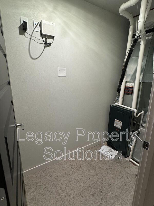Building Photo - 208 E Greenfield Ln