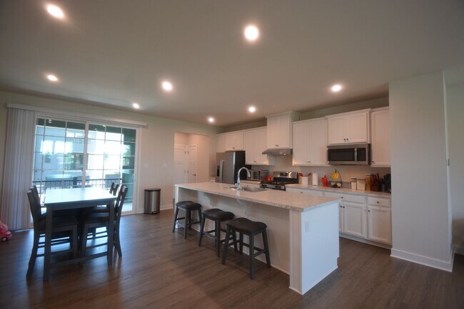 Building Photo - Beautiful and New this 4 Bedroom Townhouse