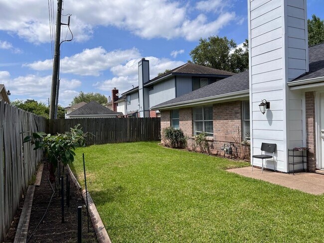 Foto del edificio - 2450 Parkwood Ln