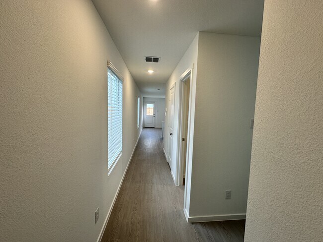 Foto del edificio - 920 Sandhill Crane Ln