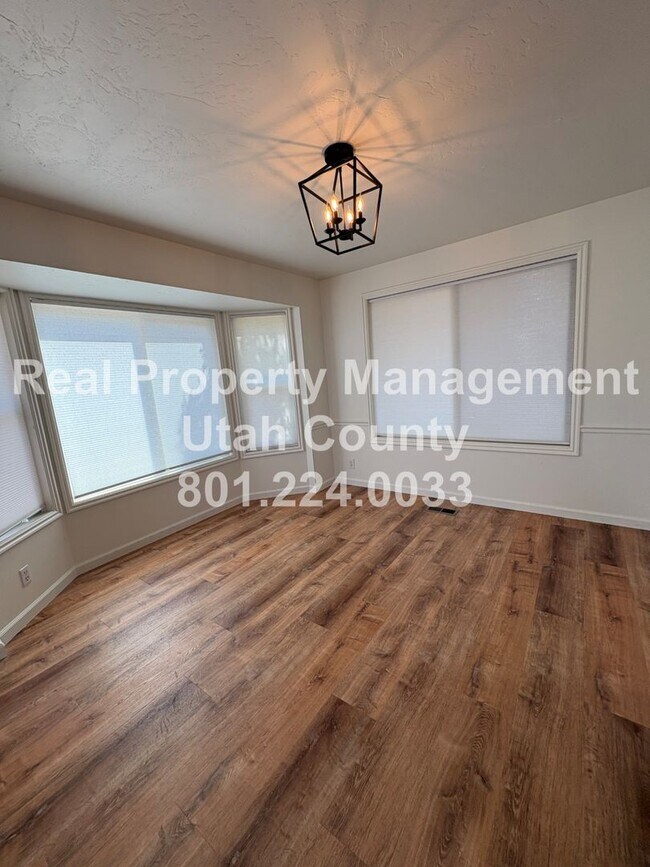 Foto del edificio - Large and Spacious 4 Bedroom Home!