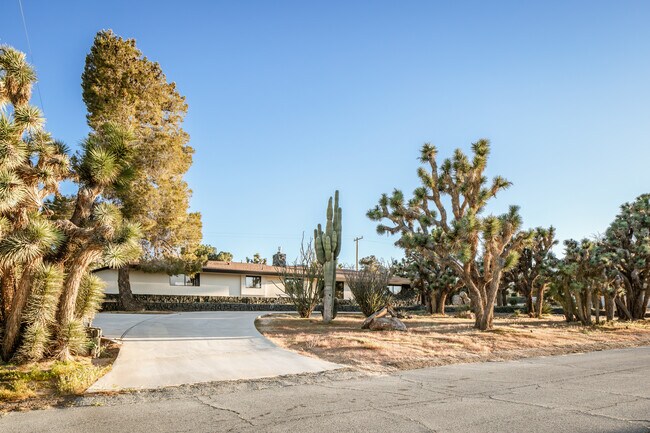 Building Photo - 56693 Desert Gold Dr
