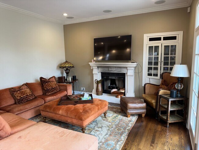 Building Photo - Stunning fully furnished home in prime Pal...