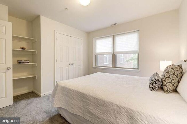 Foto del edificio - 1240 Holbrook Ter NE