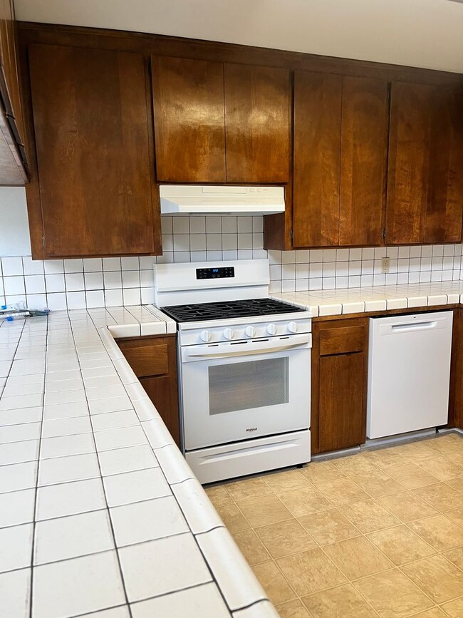 Foto del edificio - 2 bedroom, 1 bath condo with garage