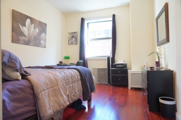Building Photo - 265 W 81st St