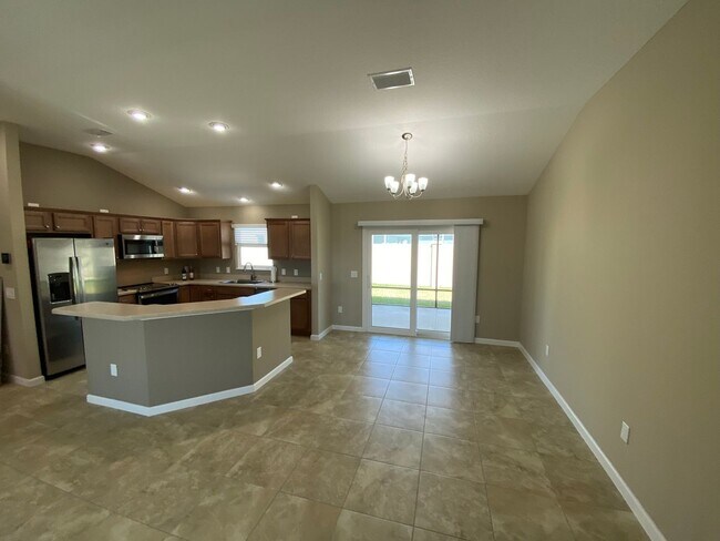 Building Photo - Beautiful Unfurnished 3 bed, 2 bath ANNUAL...