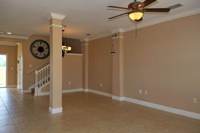 Building Photo - Townhome in Davenport