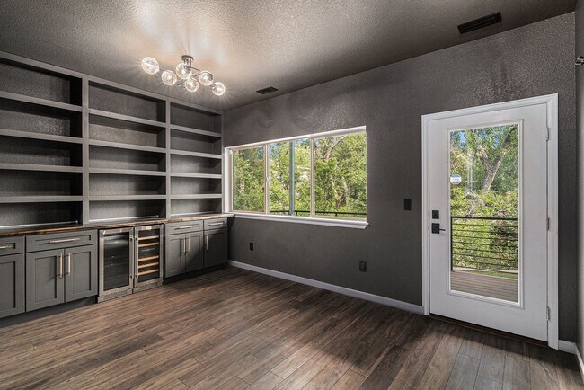 Foto del edificio - Creekside Townhome with Balconies on Every...
