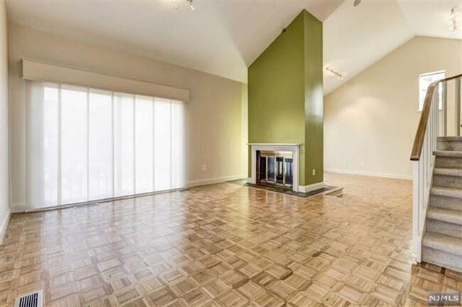 Building Photo - 5 Sandburg Ct