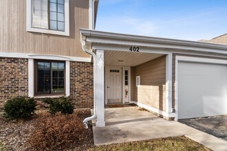 Building Photo - 402 Pinetree Ln