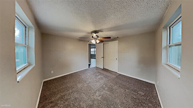 Foto del edificio - 3 br, 1 bath House - 4949 Lake Ridge Lane