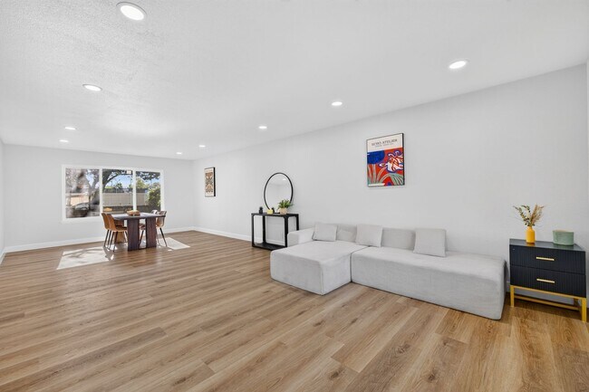 Foto del edificio - 13324 San Martin Pl