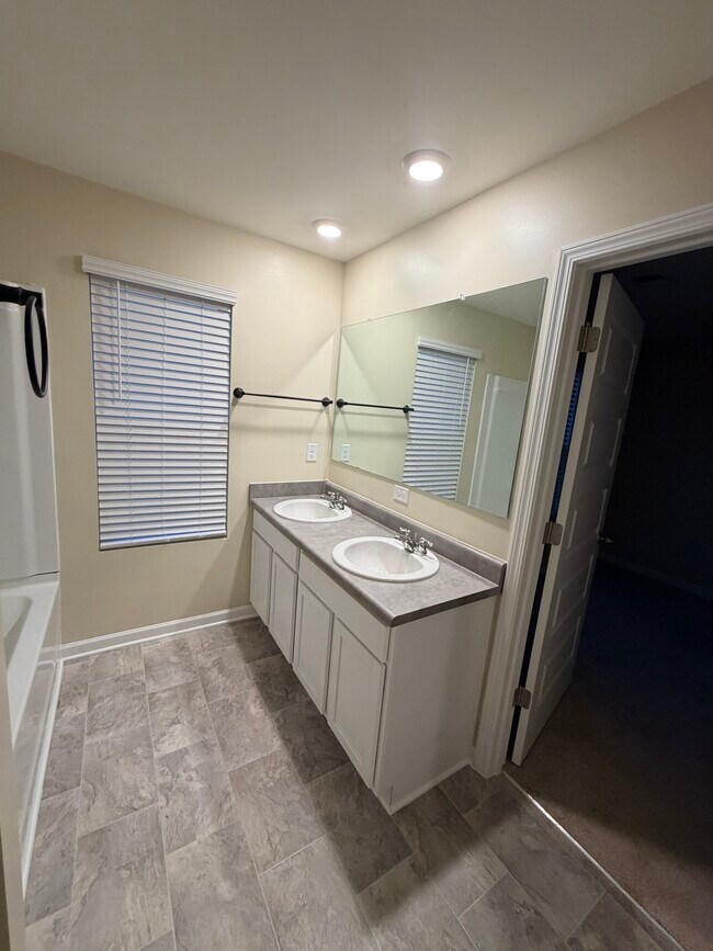 Building Photo - 168 Hampton Cir