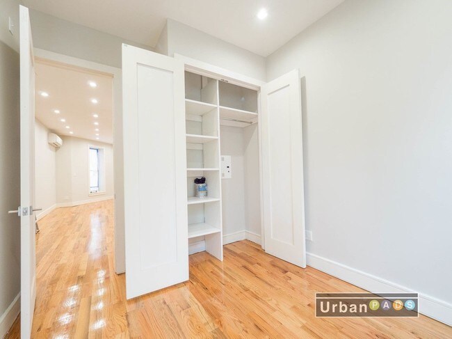 Foto del edificio - 526 Willoughby Ave