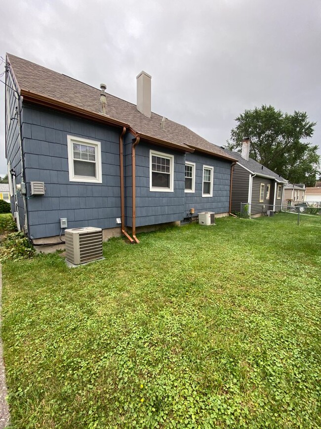 Building Photo - Cute 3 bedroom 2 bath house in Davenport