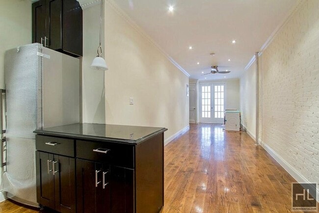 Building Photo - E 6TH ST.