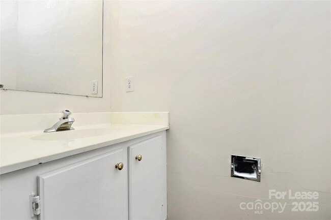 Foto del edificio - 6001 Heath Valley Rd