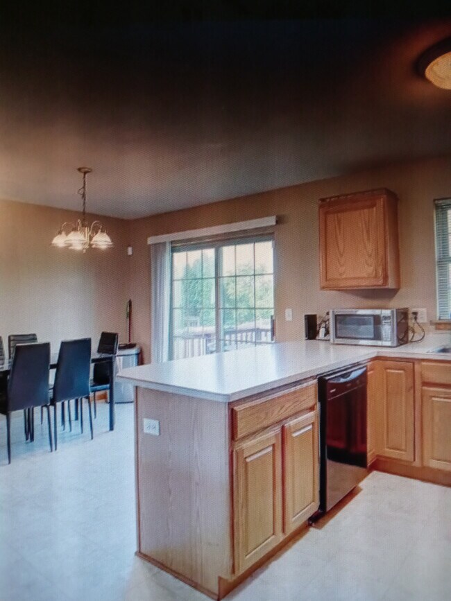 Kitchen/dinning - 557 Ronald Lee Cir