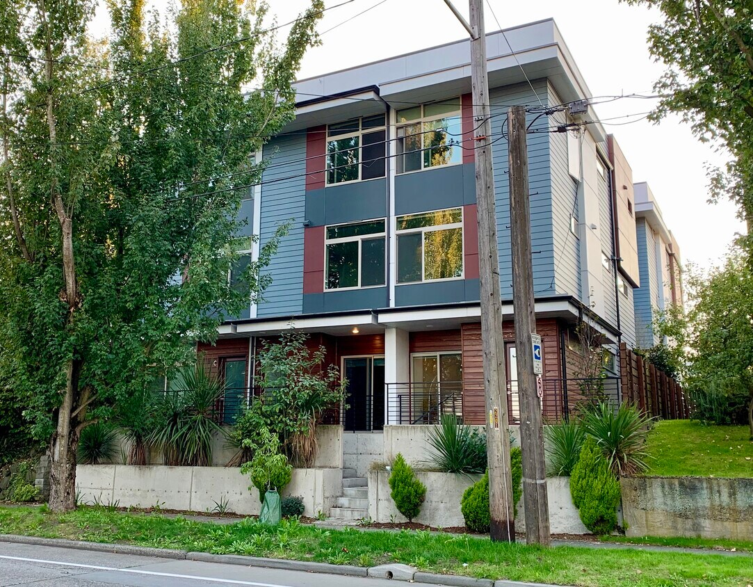 Primary Photo - 2207 15th Ave S