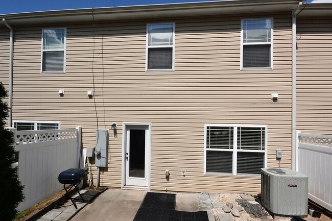 Building Photo - Townhome in Quiet Neighborhood