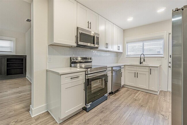 Building Photo - 1369 S Michigan Ave