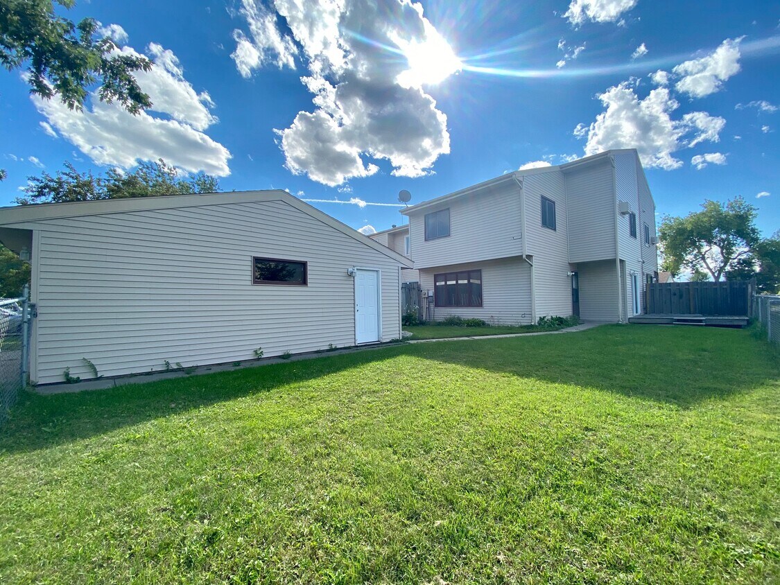 2252 30 1/2 Ave S, Fargo, ND 58103 Townhome Rentals in Fargo ND