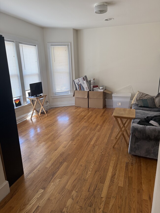 Living - 2305 W Fullerton Ave