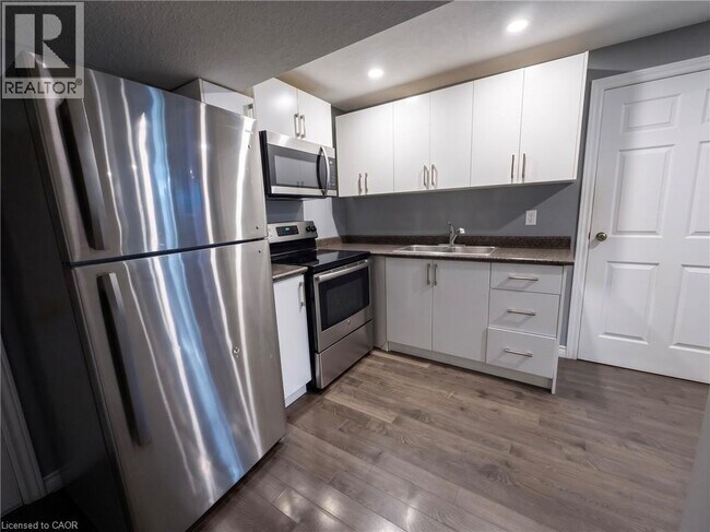 Building Photo - 304 Lemon Grass Crescent