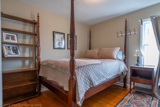 Building Photo - 4 Bed/2 Bath | Immaculate Backyard | 1 Blo...