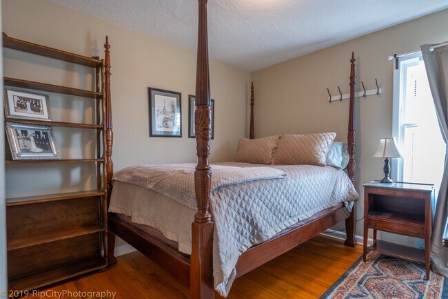 Foto del edificio - 4 Bed/2 Bath | Immaculate Backyard | 1 Blo...