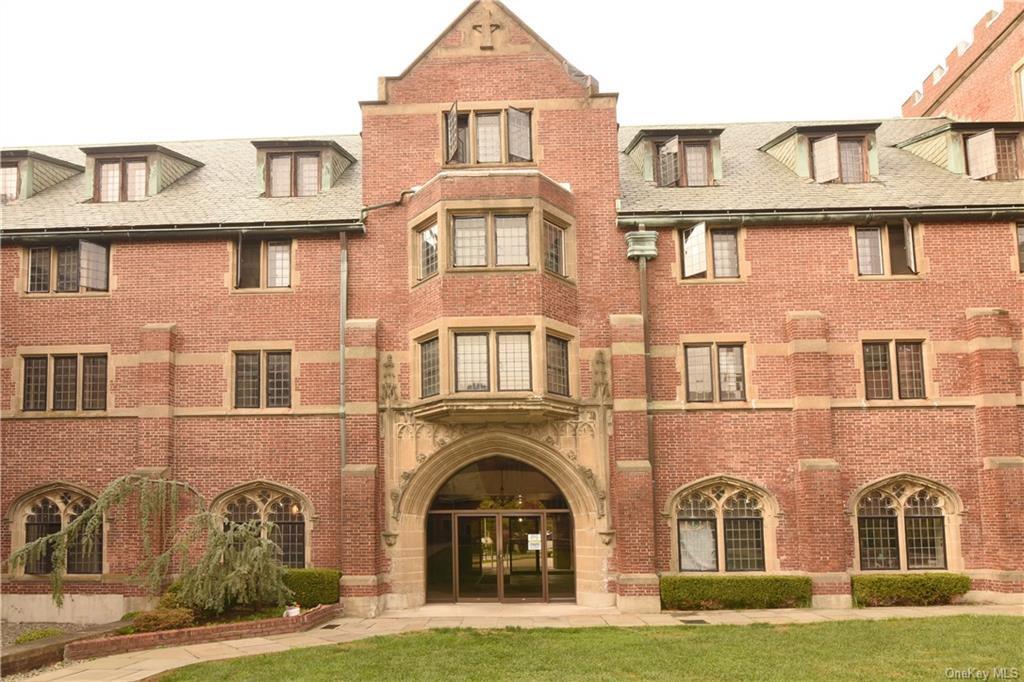 Primary Photo - 320 Chateau Rive