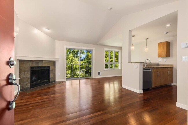 Foto del edificio - Updated Condo Close to Downtown Redmond and Microsoft!