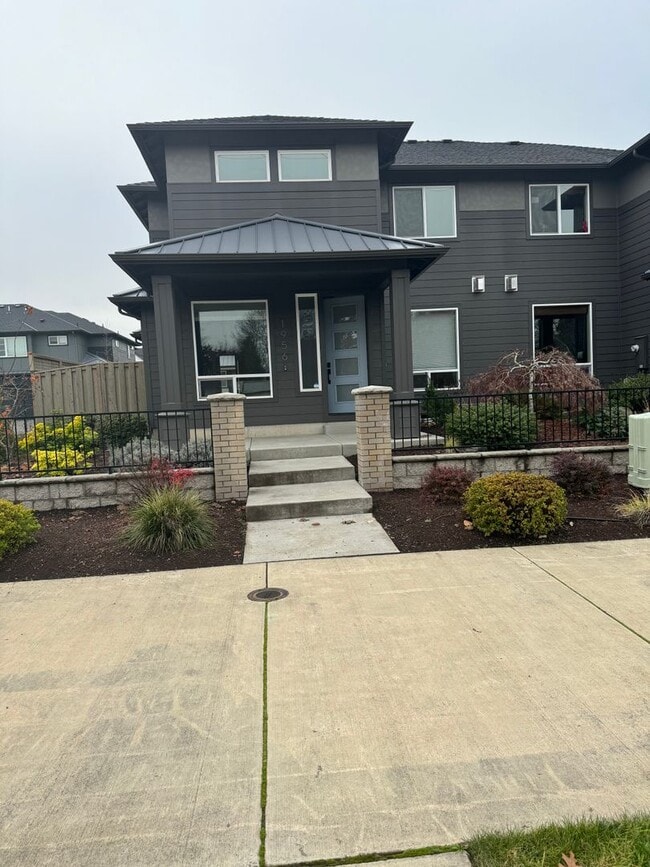 Building Photo - Exceptional 3 Bedroom / 2.5 Bath Modern Townhouse