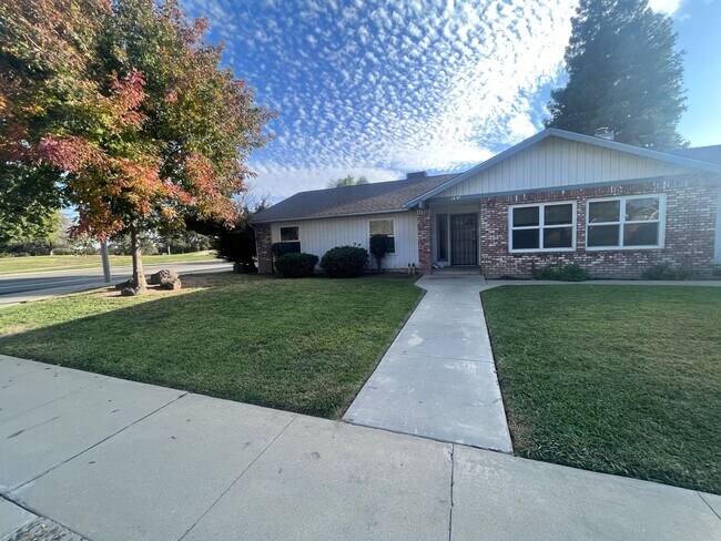 Foto del edificio - 1697 E. AVILA 3 BEDROOM 2.5 BATHROOM - TUL...