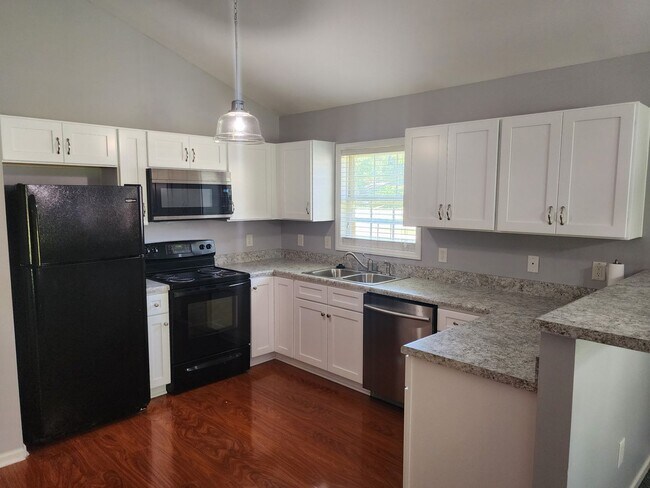 Building Photo - AVAILABLE NOW! BELVEDERE PLANTATION