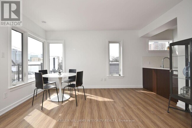 Photo du bâtiment - 220-220 Lebreton St N